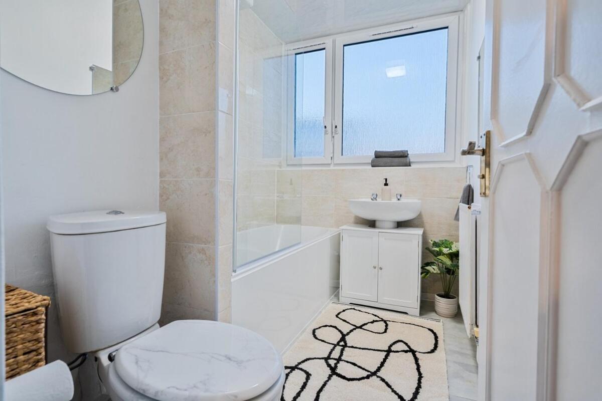 3 Bedroom Prime Location Near Canary Wharf Apartment